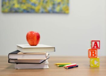 Æble på skolebord
