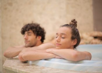 Unge mennesker i spa