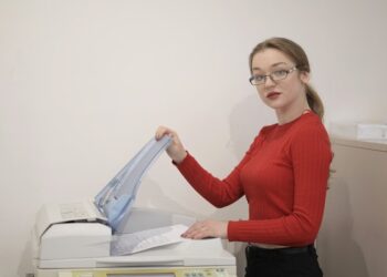 Pige ved printer
